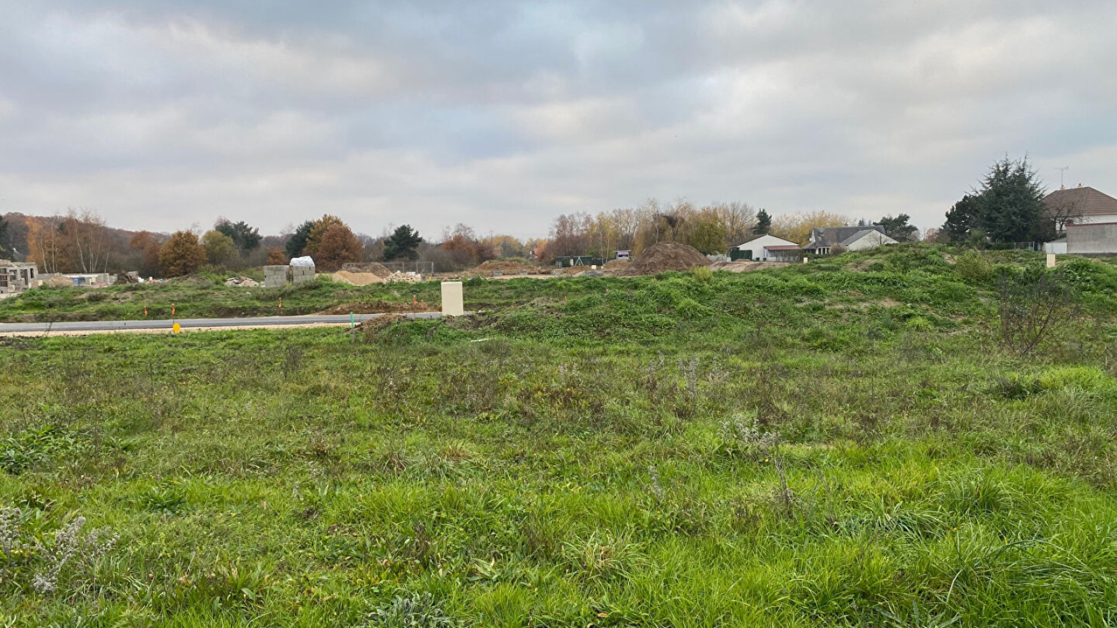 Terrain constructible de 700m2 à Saint-Amand-Longpré