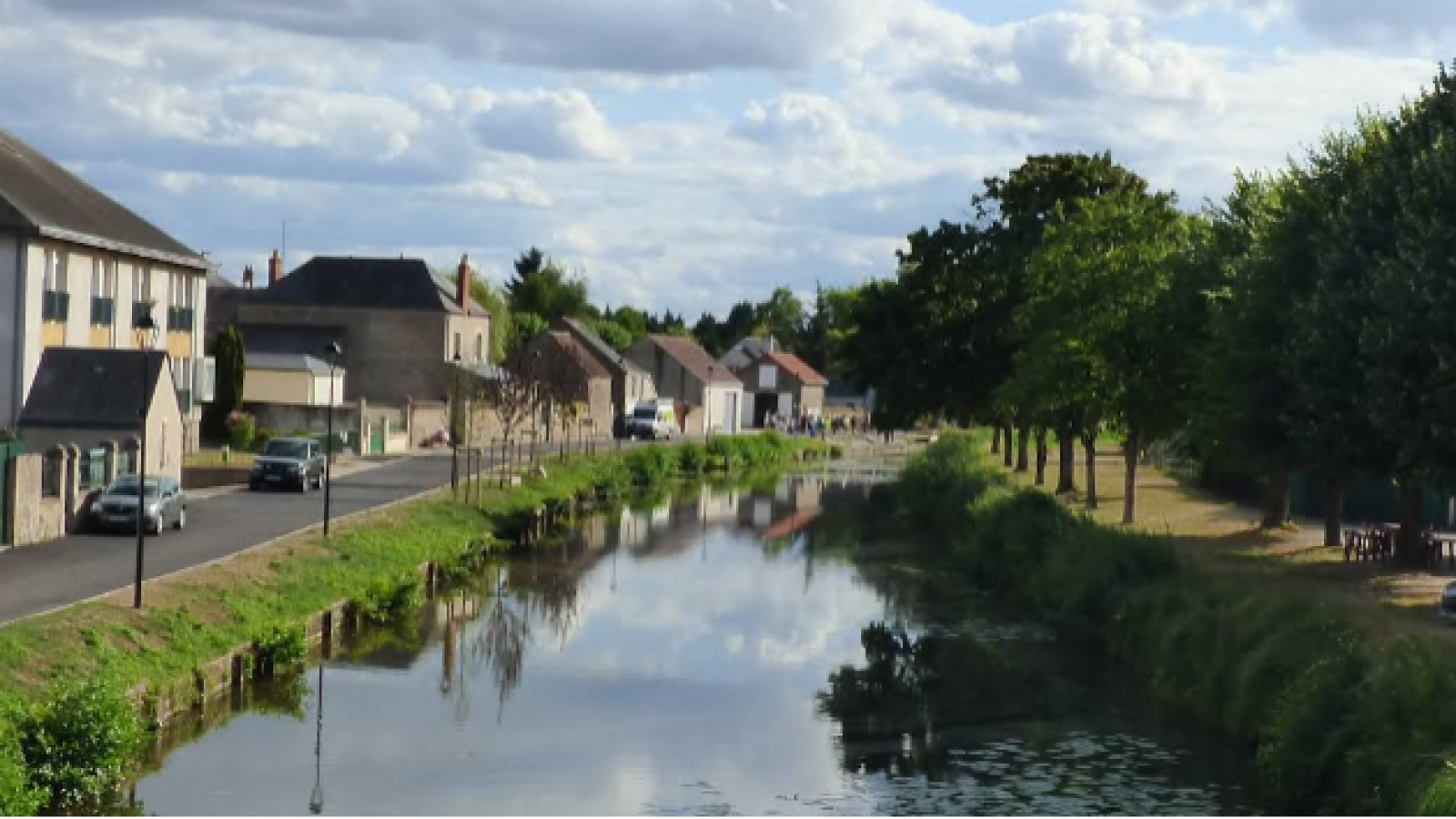 Terrain constructible de 1070m2 à Fay-aux-Loges
