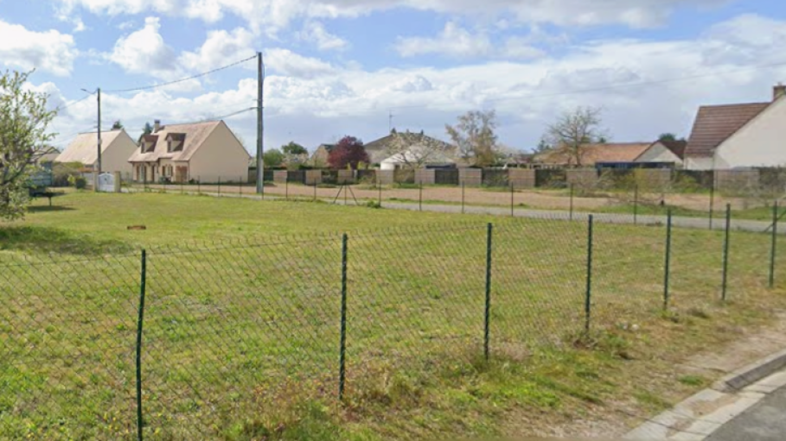Terrain constructible de 718m2 à Mardié