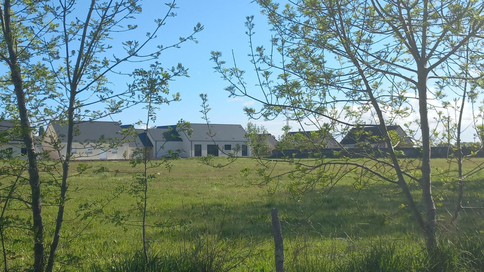 Terrain constructible de 344m2 à Druye