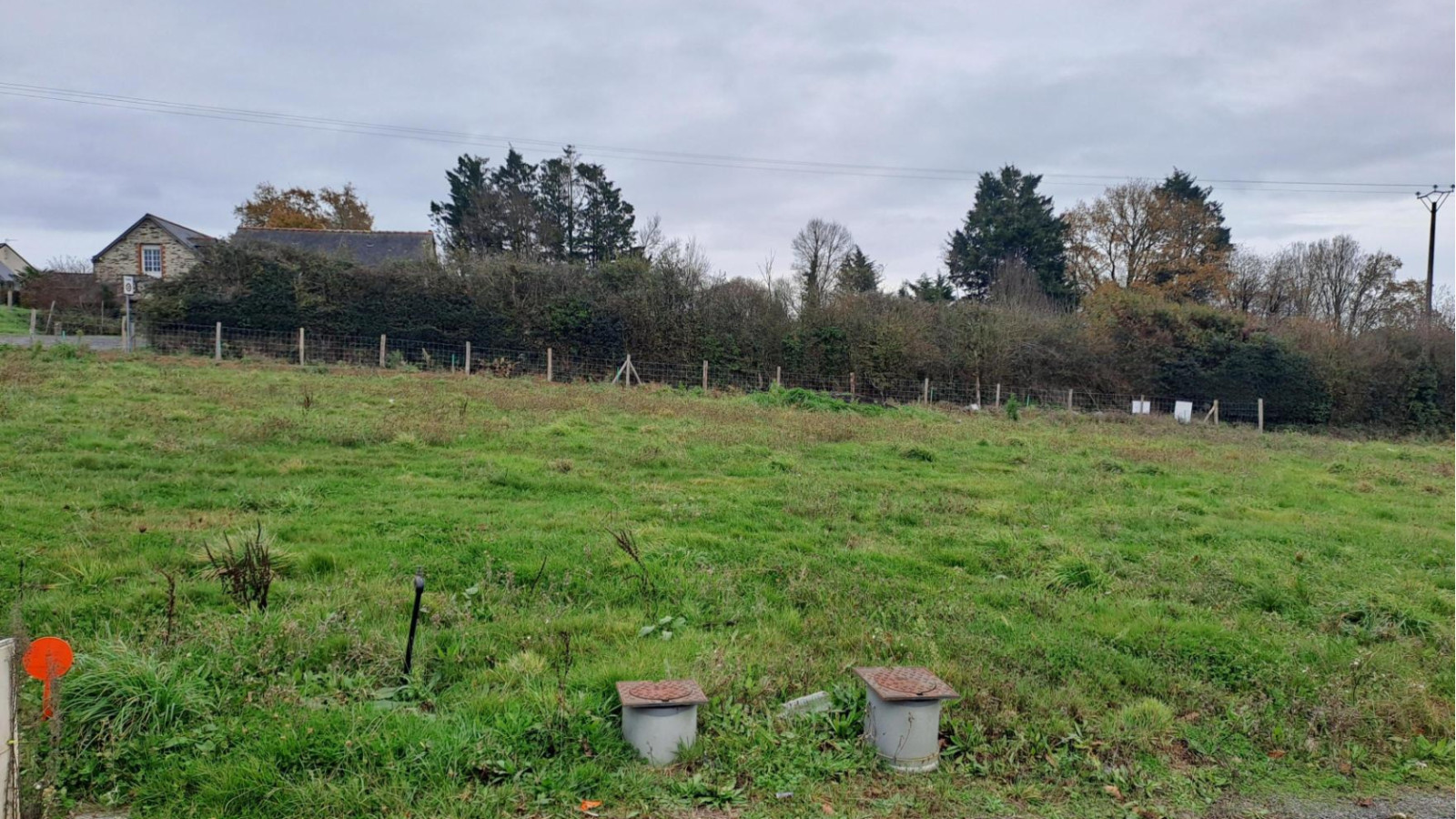 Terrain constructible de 484m2 à Feneu