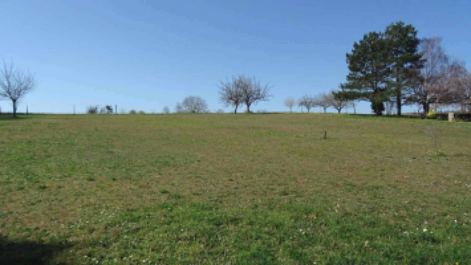 Terrain constructible de 2490m2 à Valdivienne