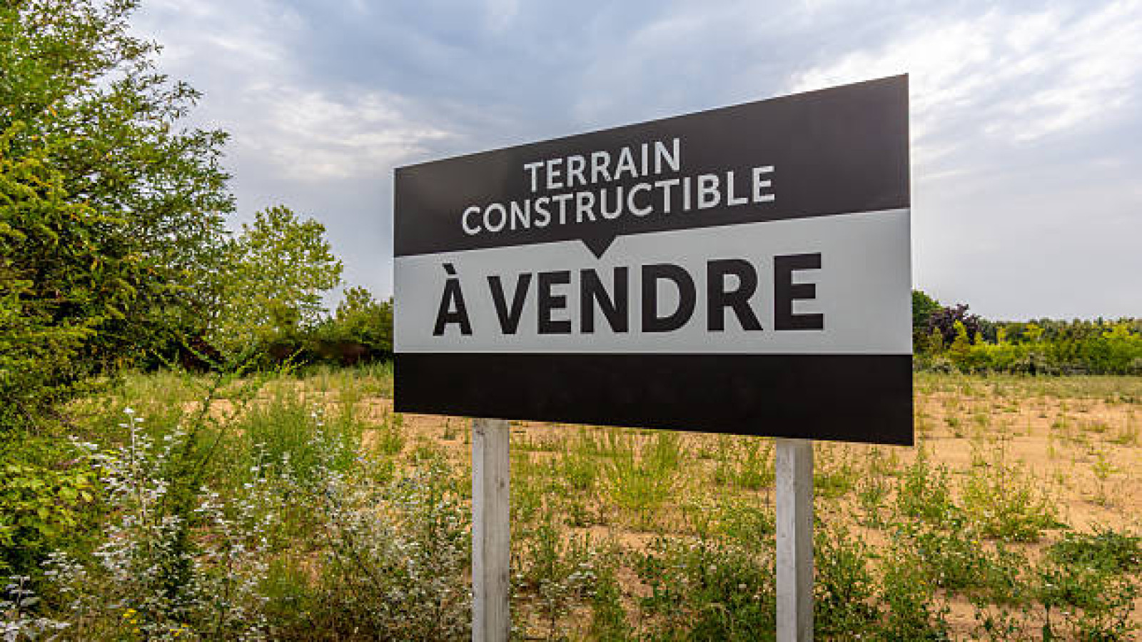 Terrain constructible de 2825m2 à Frozes