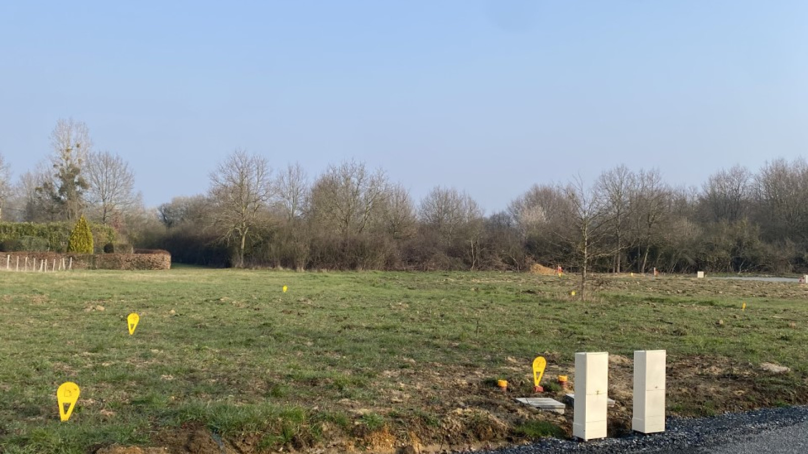 Terrain constructible de 561m2 à Feneu