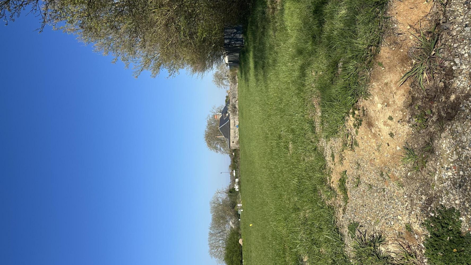 Terrain constructible de 476m2 à Huillé-Lézigné