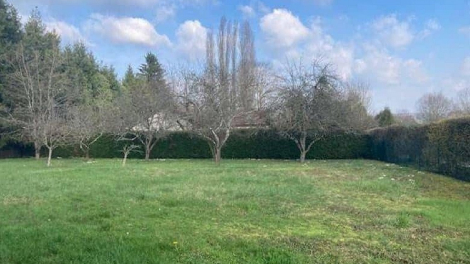 Terrain constructible de 1870m2 à Thurageau