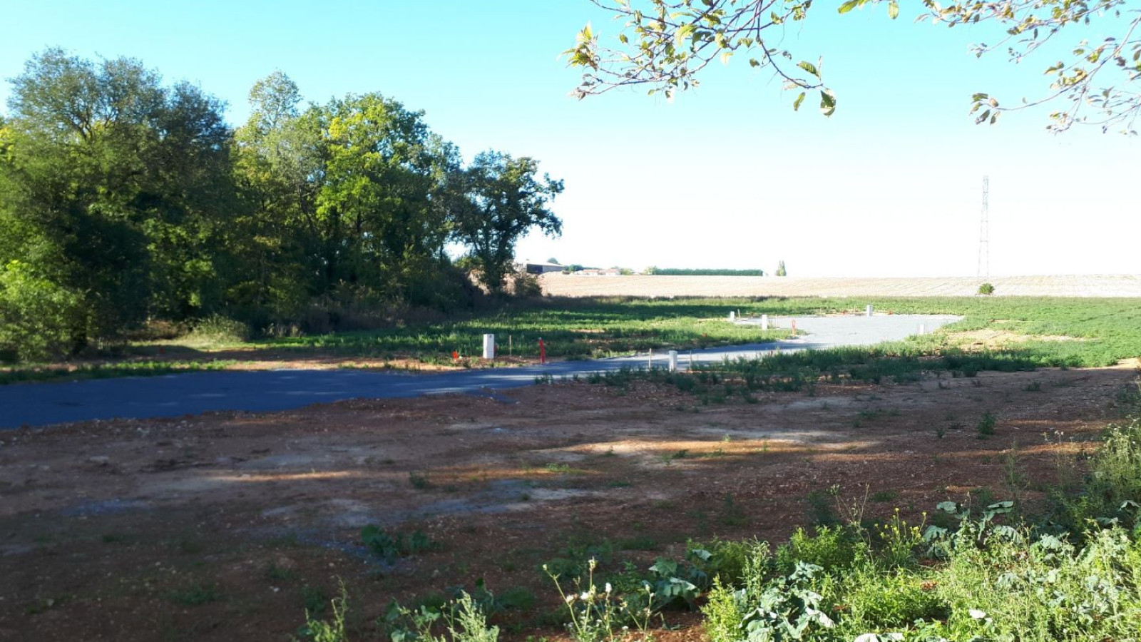 Terrain constructible de 685m2 à Saint-Julien-l'Ars