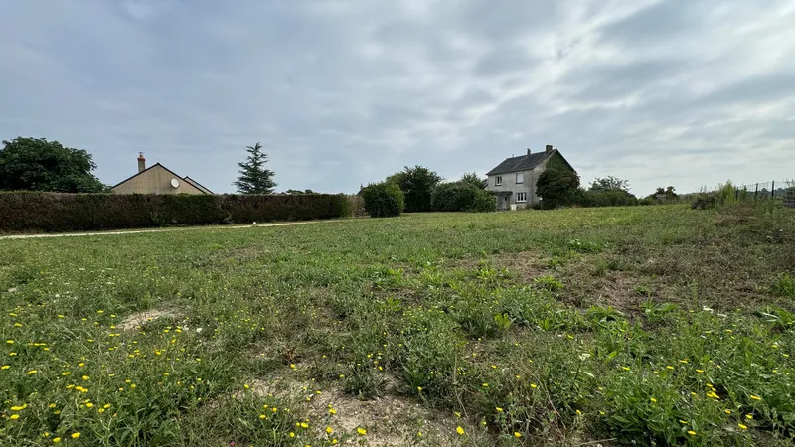 Terrain constructible de 1943m2 à Jarzé Villages
