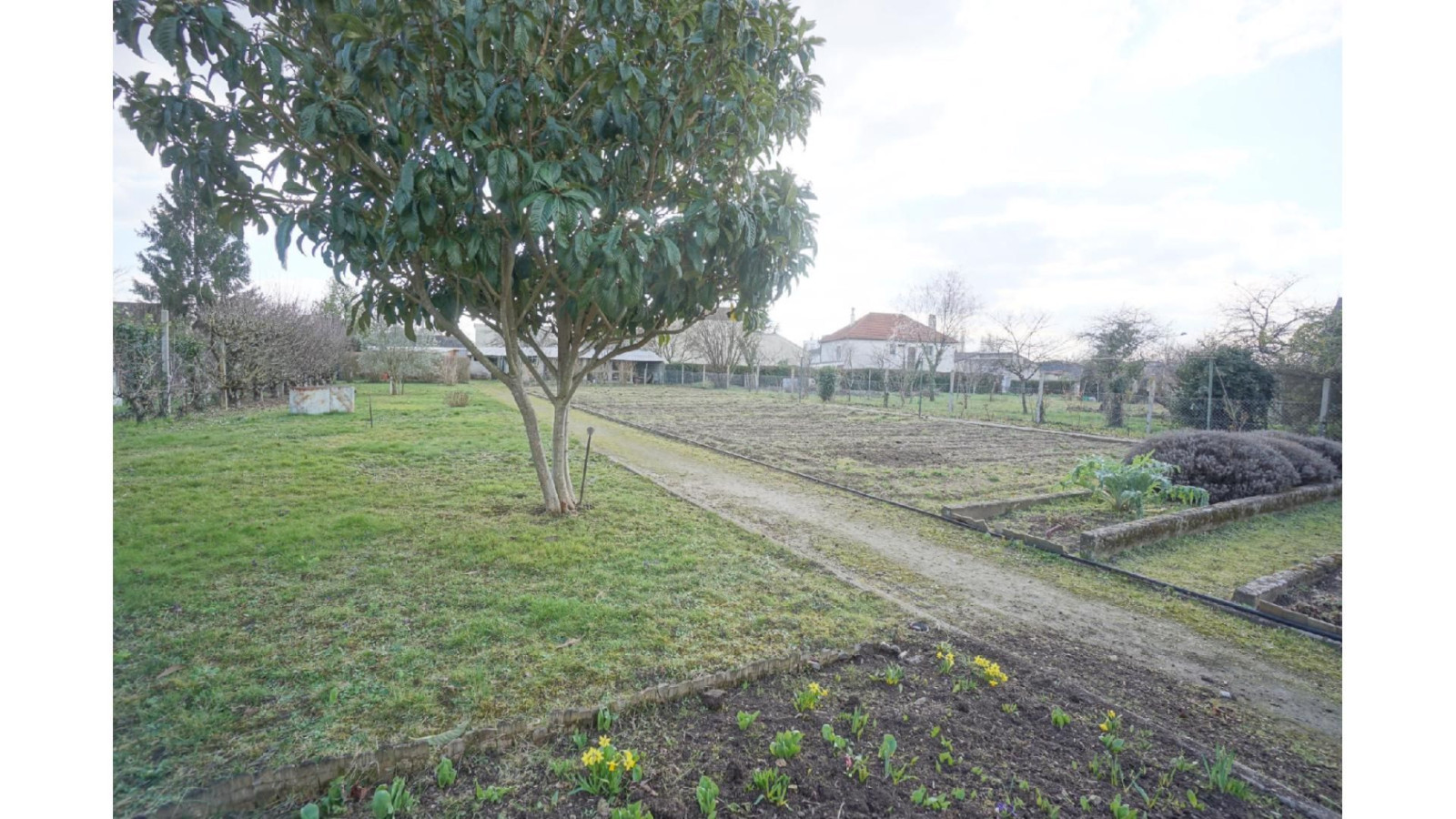 Terrain constructible de 435m2 à Notre-Dame-d'Oé
