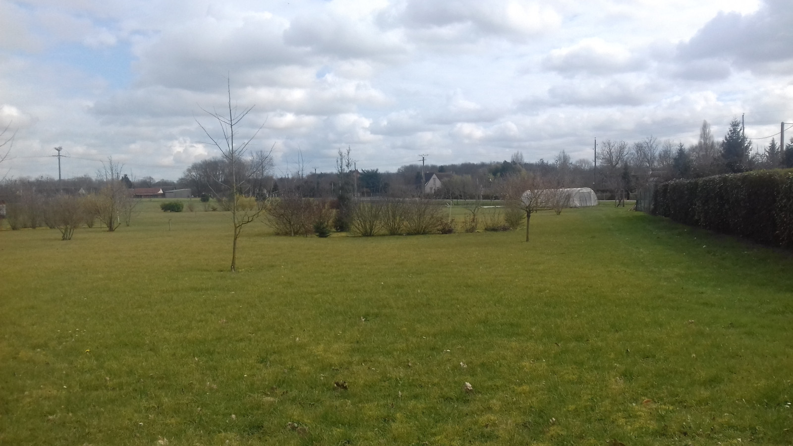 Terrain constructible de 1304m2 à Corquilleroy