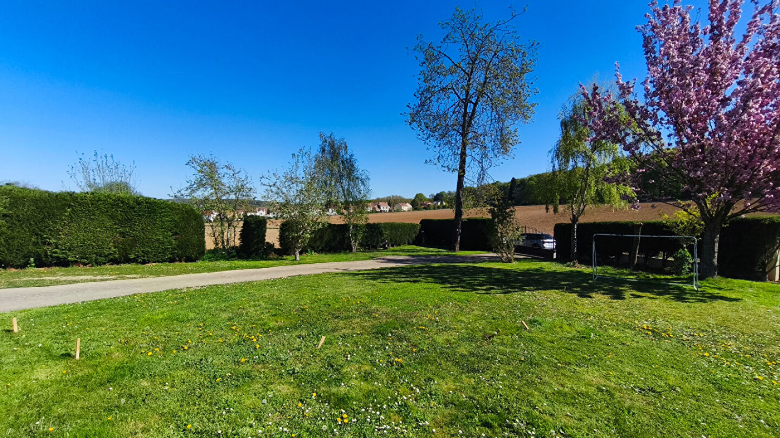 Terrain constructible de 322m2 à Plaisir