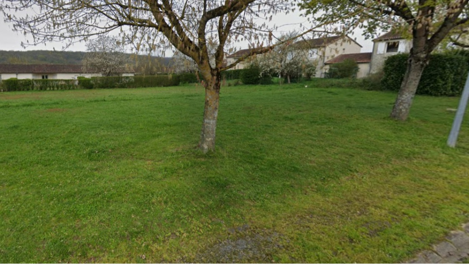 Terrain constructible de 870m2 à Bonneuil-Matours