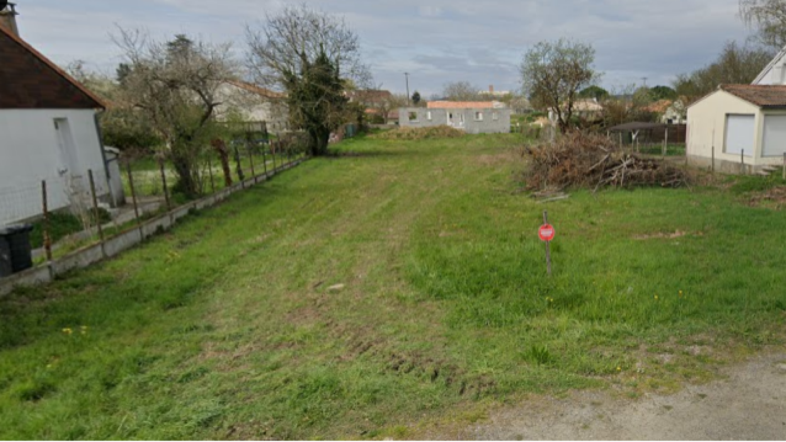 Terrain constructible de 435m2 à Smarves