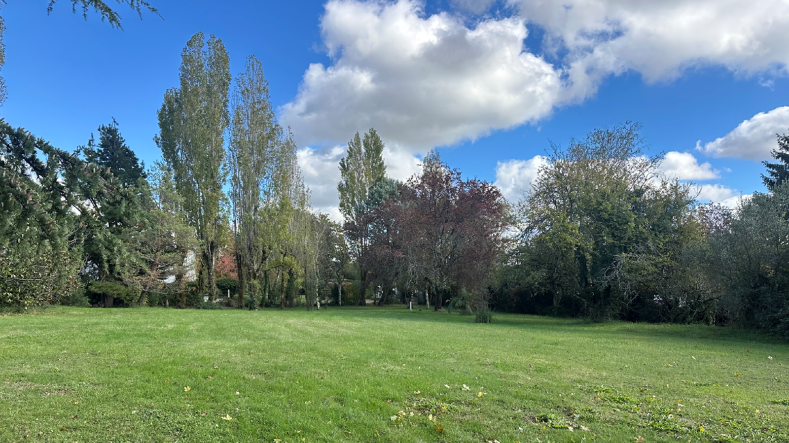 Terrain constructible de 1304m2 à Fontaine-le-Comte