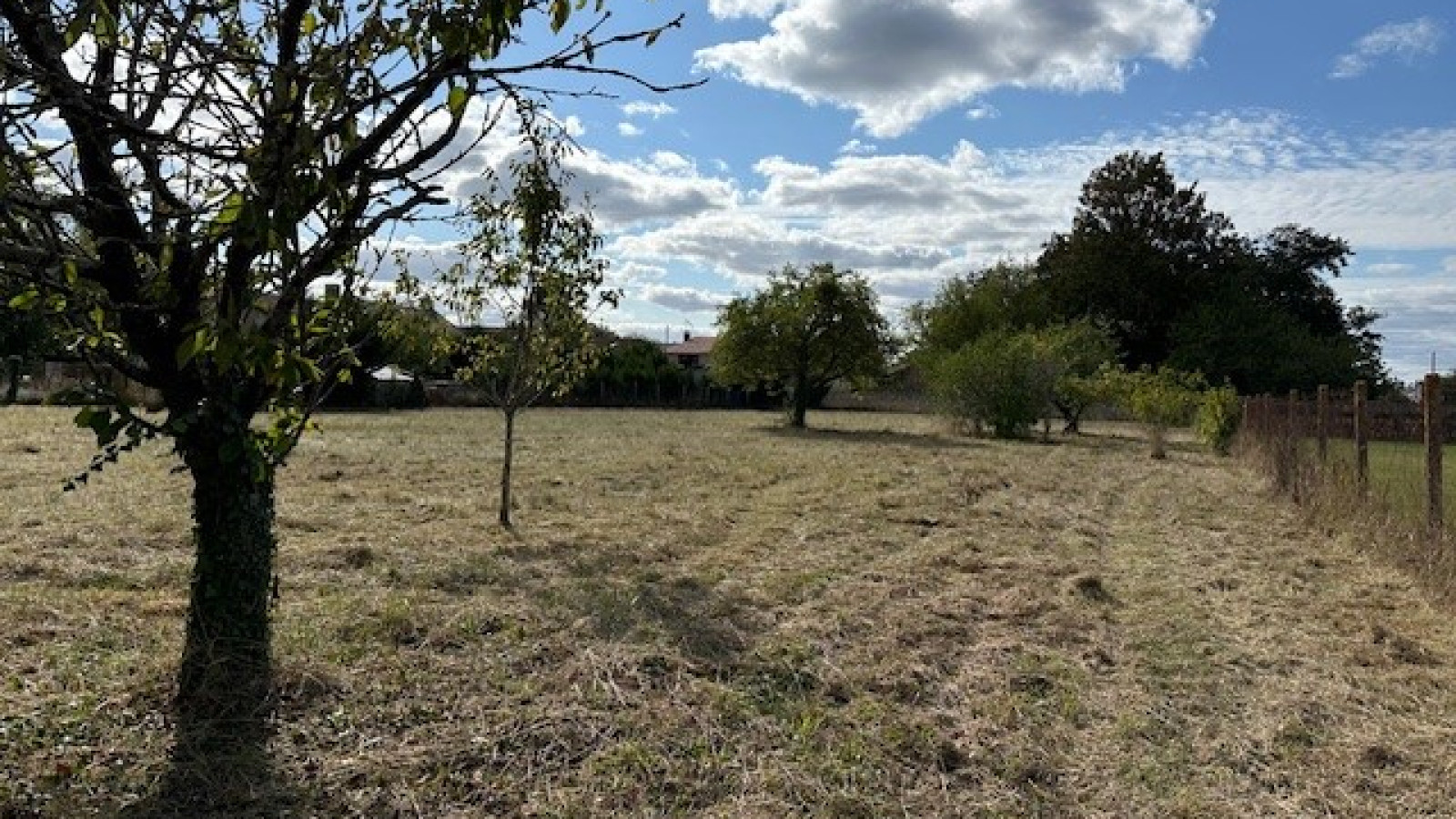 Terrain constructible de 354m2 à Chasseneuil-du-Poitou