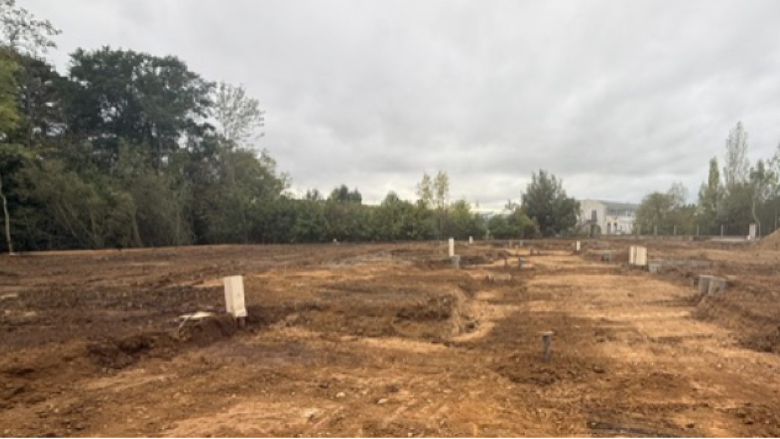 Terrain constructible de 348m2 à Feneu